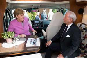 Hobby fête ses 50 ans avec Angela Merkel !